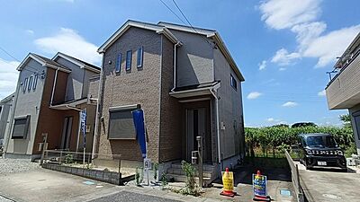 外観:落ち着いた色合いの外壁が街並みに馴染む、穏やかな暮らしの舞台を予感させる佇まいです。 外観:落ち着いた色合いの外壁が街並みに馴染む、穏やかな暮らしの舞台を予感させる佇まいです。