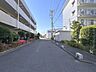 外観：前面道路は歩道も整備され、小さなお子様にも安心です。 