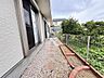 外観：緑の彩りが目にも優しい庭。住まいの外側にもゆとりが広がり、心地よい風と静けさを楽しめます。 