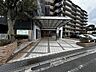 エントランス：落ち着いた色味と整ったフォルムが街並みに美しく調和しています。 
