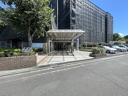 街並みに溶け込む落ち着いた佇まいのエントランスは、日々の帰宅を穏やかに受け入れてくれるような、安心感と品格を兼ね備えた空間となっています