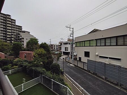前面の住まいとの距離感があるから、圧迫感を感じません。