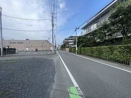 前面道路 空の広がりを感じる落ち着いた街並みは、日々の暮らしに静かな安らぎをもたらし、心穏やかな毎日を予感させてくれます (30m)