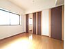 洋室：たっぷりの陽光と、心地よい風が舞い込みます。 