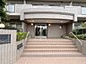 エントランス：落ち着いた色味と整ったフォルムが街並みに美しく調和しています。 