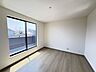 洋室：住宅街の2階南向きのお部屋、日当たりはご覧のとおり良好です。