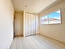 子供部屋：今からここを誰のお部屋にしようか、そんな洋室。大きさは5.2帖です。 