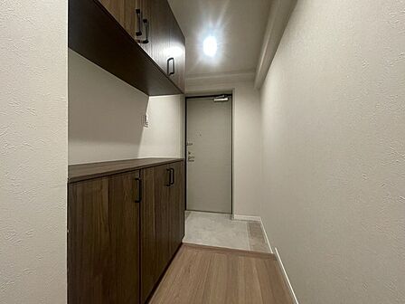 落ち着いた木目の質感が洗練された印象を与え、帰宅するたびに静かな安らぎと日々の心地よい調和を感じさせてくれる空間です