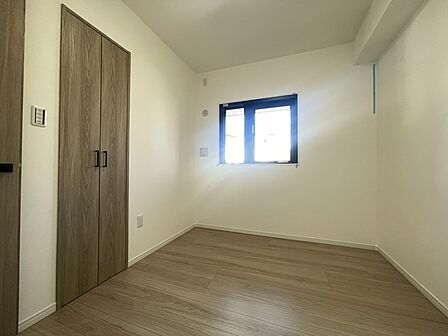 シンプルな色調と素材感が調和する、無駄のない洗練された空間です。余計な装飾を削ぎ落とした静かな佇まいが、日々の暮らしに穏やかな心地よさをもたらし、住まい手それぞれの個性を引き立ててくれるはずです