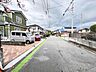 外観：前面道路は歩道も整備され、小さなお子様にも安心です。 
