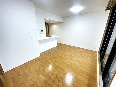 すっきりとした白いクロスと温かみのある木目の床が調和する、心地よい空間が広がります。 