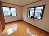 洋室：たっぷりの陽光と、心地よい風が舞い込みます。 