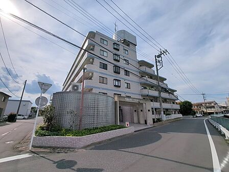 最寄り駅まで徒歩15分。この距離だと、運動不足も少し解消されるかも。