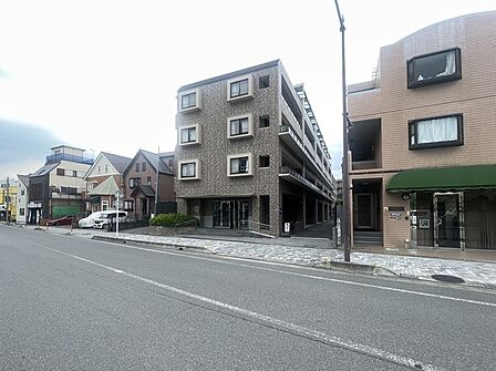 街並みに調和する落ち着いた佇まいと、整えられた外観が心地よい日常の始まりを予感させます