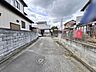 外観：住民の方が主に利用する交通量少なめの道路に面してます。 