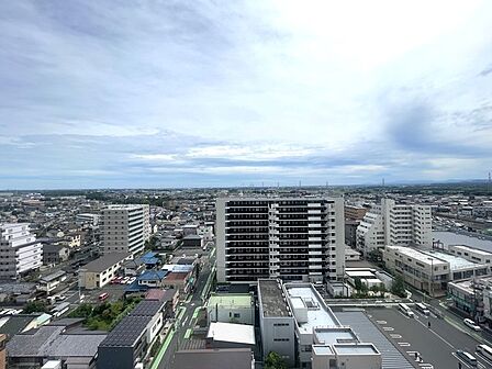 空の広がりを心地よく感じられる高台からの眺望が毎日の暮らしに開放感をもたらします 