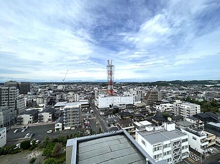 窓の外に広がる開放的な空と街並みが、日々の暮らしに心地よいゆとりと開放感をもたらしてくれます 