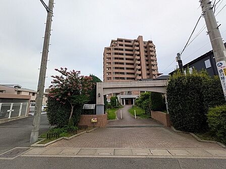 緑豊かなアプローチが心地よい落ち着いた佇まいの外観です