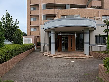 重厚感のあるエントランスが訪れる人を穏やかに迎える落ち着いた佇まい
