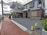 外観：前面道路は歩道も整備され、小さなお子様にも安心です。 