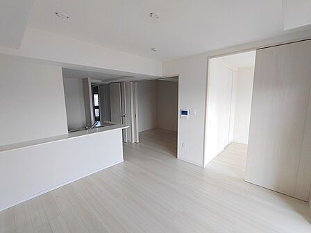 リビング空間とダイニング空間とか使い分けやすい間取り配置。対面式でキッチン立つ人の視界も良好です。