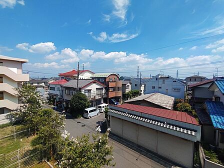 あたり一帯に住宅が広がる立地、住宅地ならではのロケーション。