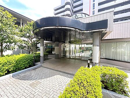 落ち着いた色味と整ったフォルムが街並みに美しく調和しています。