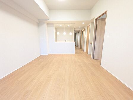 心地よい木の温もりに包まれる、すっきりと開放感あふれる穏やかな空間