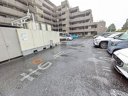 ゆとりある敷地内に整えられた駐車スペースが日常の移動をスムーズに支えます