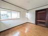 寝室：柔らかな色合いでまとめられた、落ち着きのある穏やかな時間を過ごせる空間。
