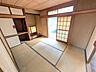 室内：日本の伝統的な意匠が織りなす、どこか懐かしく心安らぐ静寂に満ちた空間。