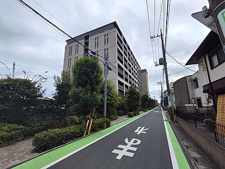 前面道路は歩道も整備され、小さなお子様にも安心です。