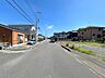 外観：見通しの良いゆとりある道路に面した穏やかな住まう場所です。 