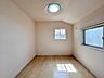 子供部屋：住宅街の2階南向きのお部屋、日当たりはご覧のとおり良好です。 
