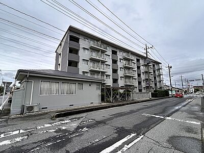 外観:前面道路は歩道も整備され、小さなお子様にも安心です。 外観:前面道路は歩道も整備され、小さなお子様にも安心です。