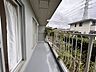 バルコニー：らくらくお洗濯を助ける広いバルコニー。 