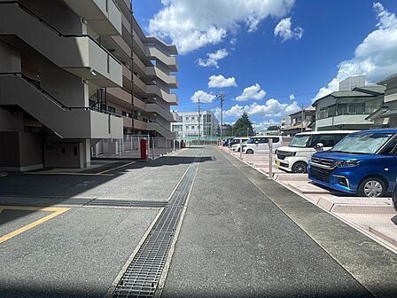 青空が広がり心地よい開放感に満ちた敷地内は十分なゆとりが確保され毎日の車の出し入れもスムーズに行える使い勝手の良い駐車場スペースです 