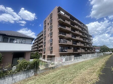 青空に美しく映える落ち着いた色合いの外観が、心地よい毎日の始まりを優しく見守る佇まいです 