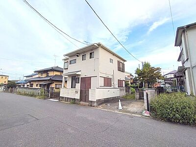 外観:前面道路は歩道も整備され、小さなお子様にも安心です。 外観:前面道路は歩道も整備され、小さなお子様にも安心です。
