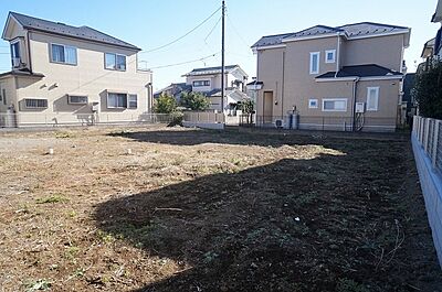 外観：隣家とのゆとりにもこだわりを。広々敷地にご注目ください。 