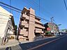 外観：前面道路は歩道も整備され、小さなお子様にも安心です。 
