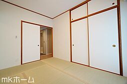 [内装] あると落ち着く和室には押入も完備されており、客間としてだけでなく収納などに利用できるスペースです！