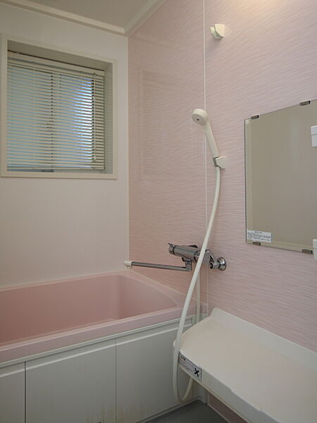 画像6:浴室の様子　小窓がある浴室です