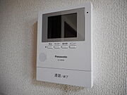 来客時に便利なモニター付インターホン完備です。