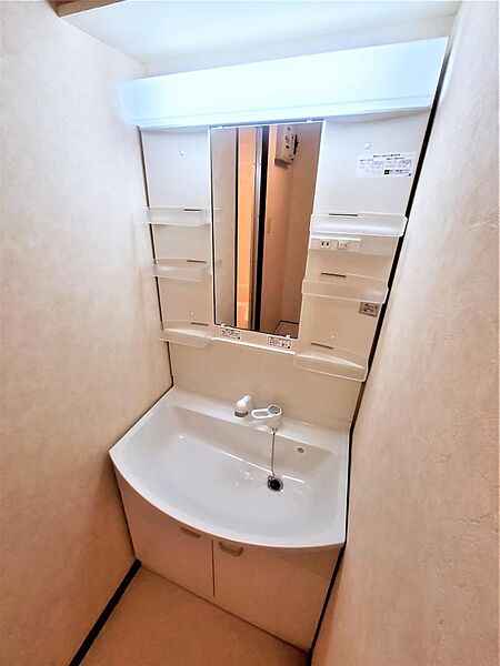 画像20:人気のシャワー付き洗面化粧台です。身だしなみを整える際に便利です。