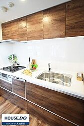 [キッチン] 木質パネルが美しいシステムキッチンは、収納もたっぷりです