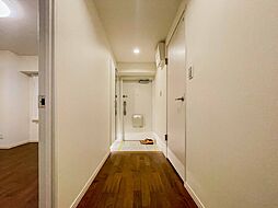 [玄関] 上質感漂う玄関と廊下。居住者の帰り、訪れる方を優しく迎えてくれます。