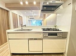 [キッチン] おしゃれなホワイト系のシステムキッチン♪お料理作りも楽しくなりそうですね♪家事の負担を軽減する食洗機付き。