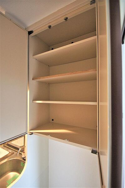 画像13:冷蔵庫置き場の上部には扉付きの収納棚があります。