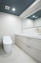 [トイレ] 白を基調とした清潔感のあるパウダールーム